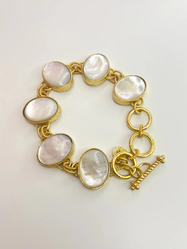 Gold round link bracelet