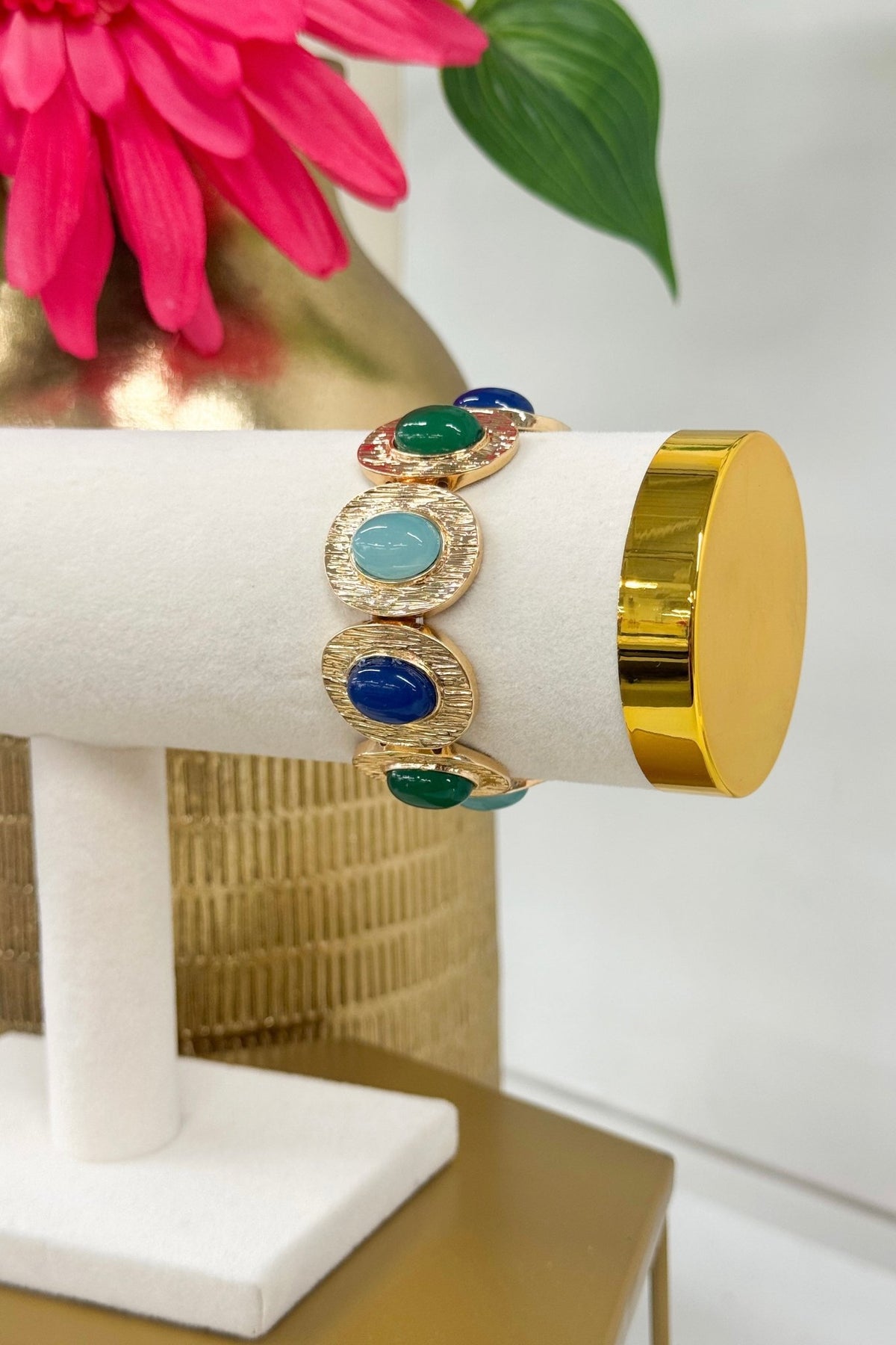 Bracelet of oval links set with stones
