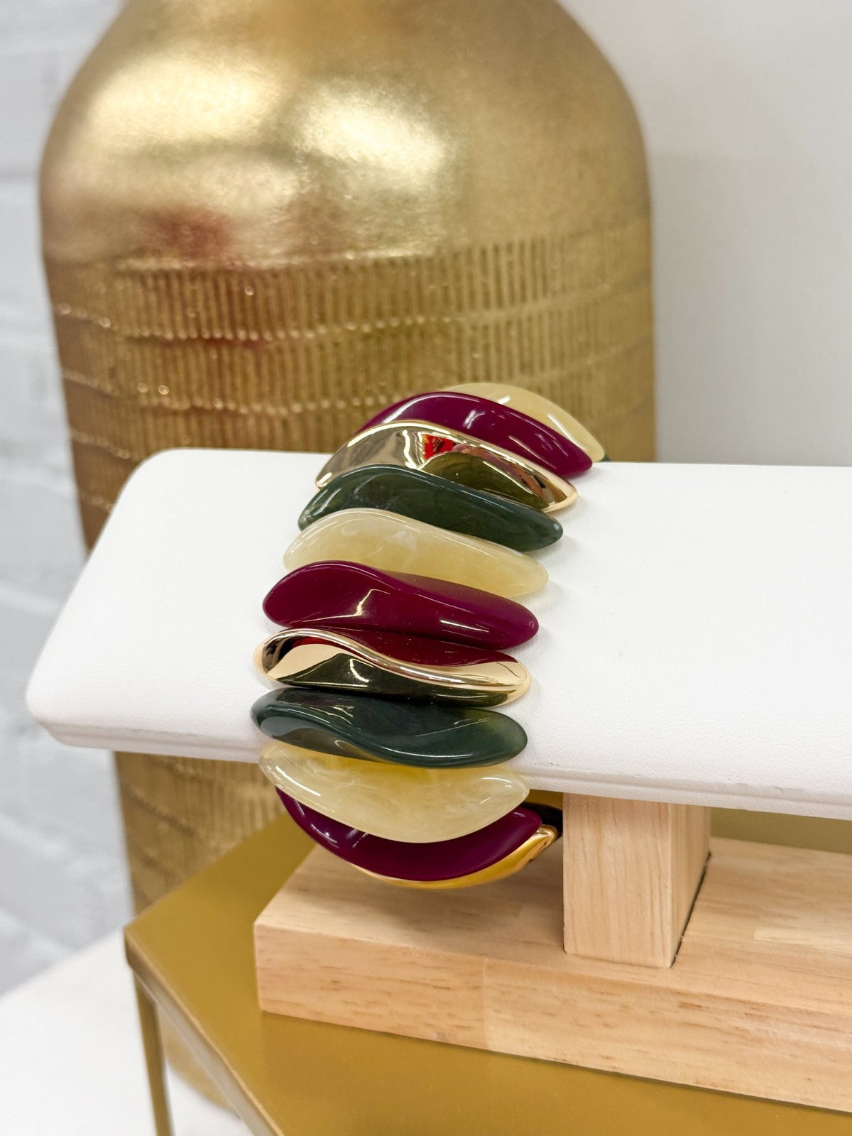 Broad organic bracelet with a smooth curved band